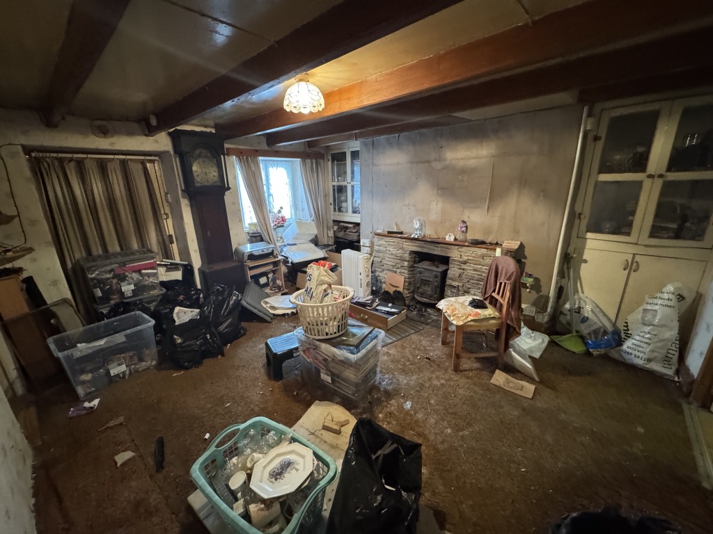 Lot: 112 - DETACHED COTTAGE FOR IMPROVEMENT - Living room